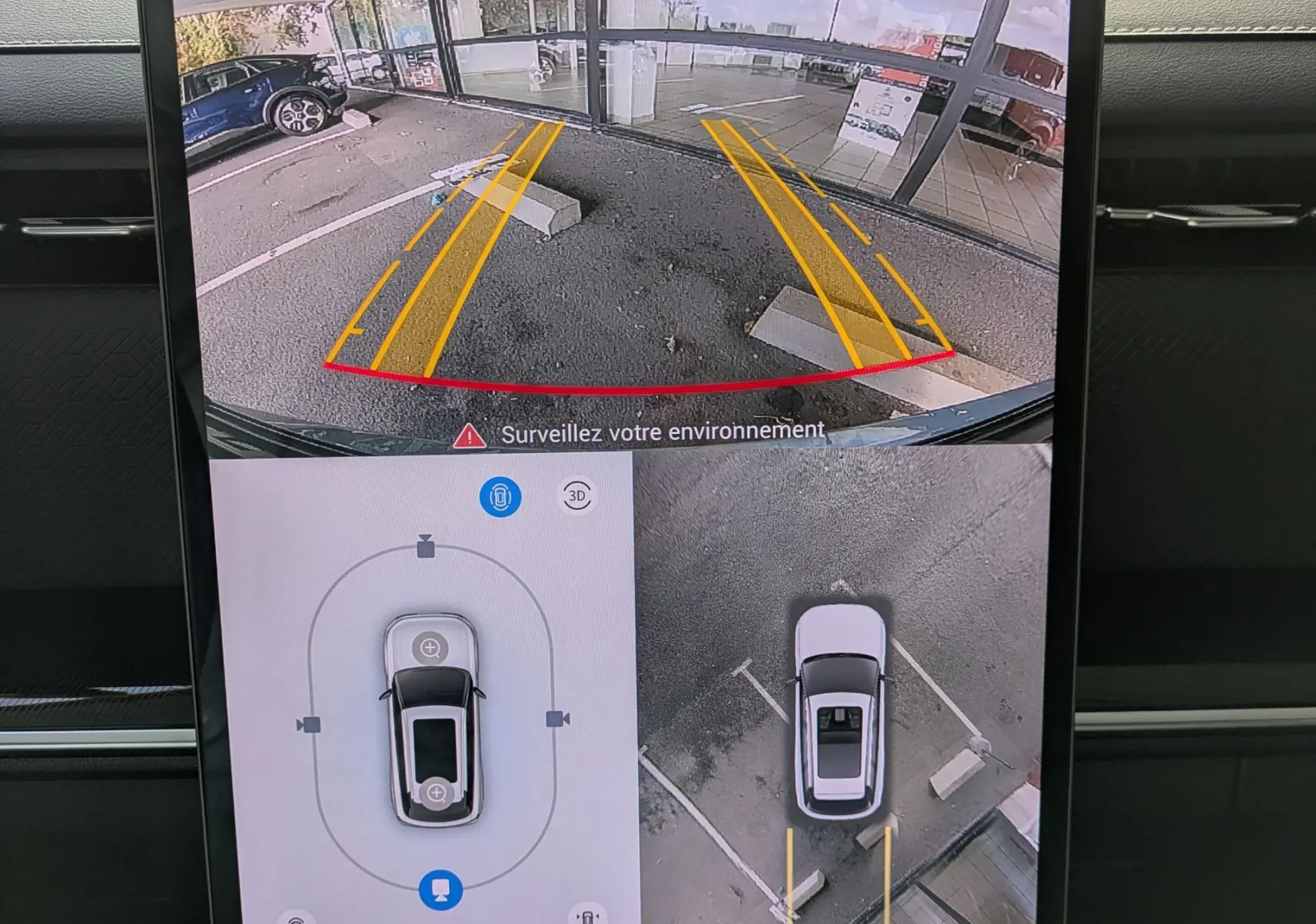 Écran de caméra 360 du JAECOO J7 olive gris et toit noir, vue arrière et vue aérienne du stationnement.