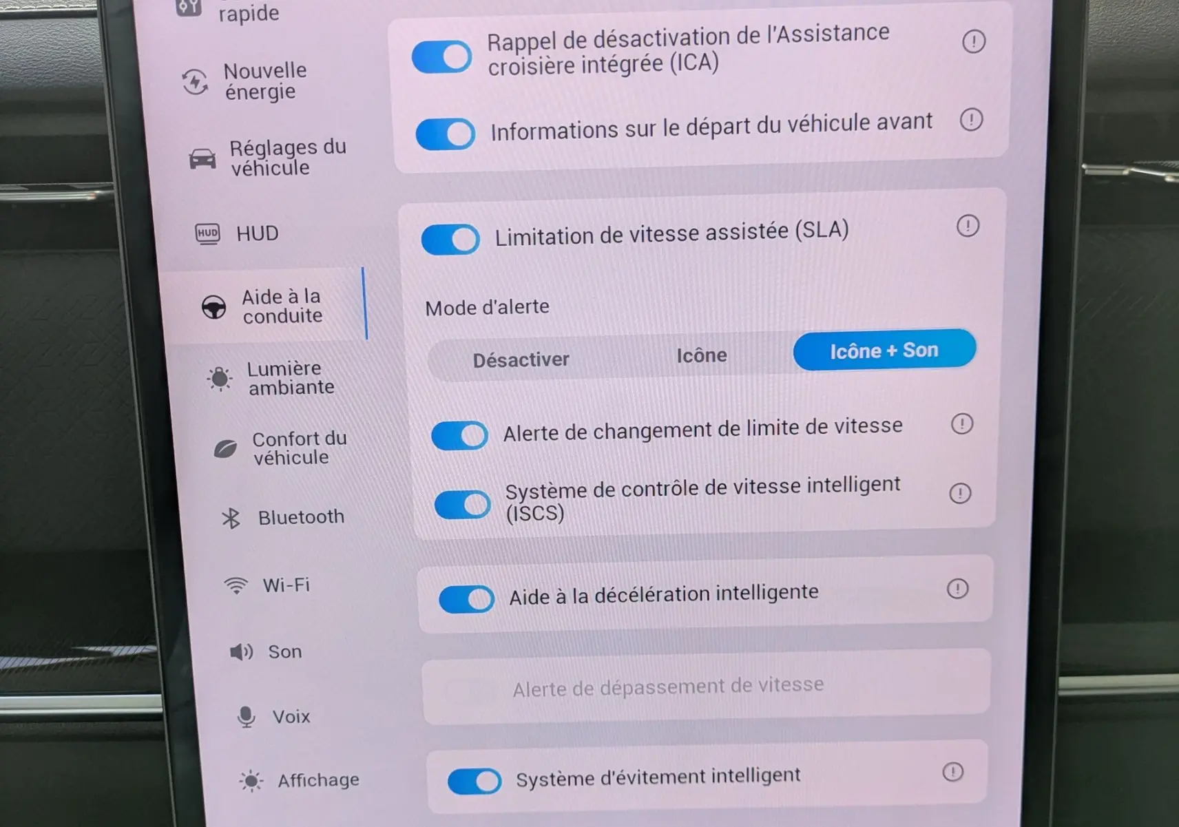 Écran tactile central du JAECOO J7 2026 affichant les réglages d'assistance intelligente en intérieur noir.
