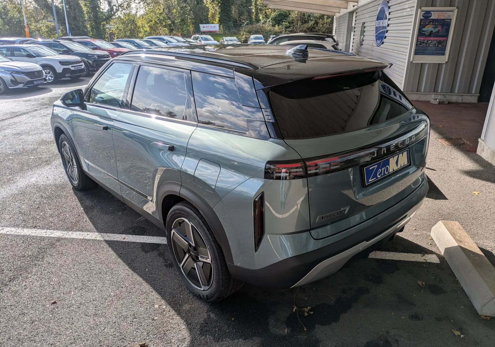 Vue 3/4 arrière droite du JAECOO J7 hybride rechargeable en olive grey métal avec toit noir, roues au design moderne.