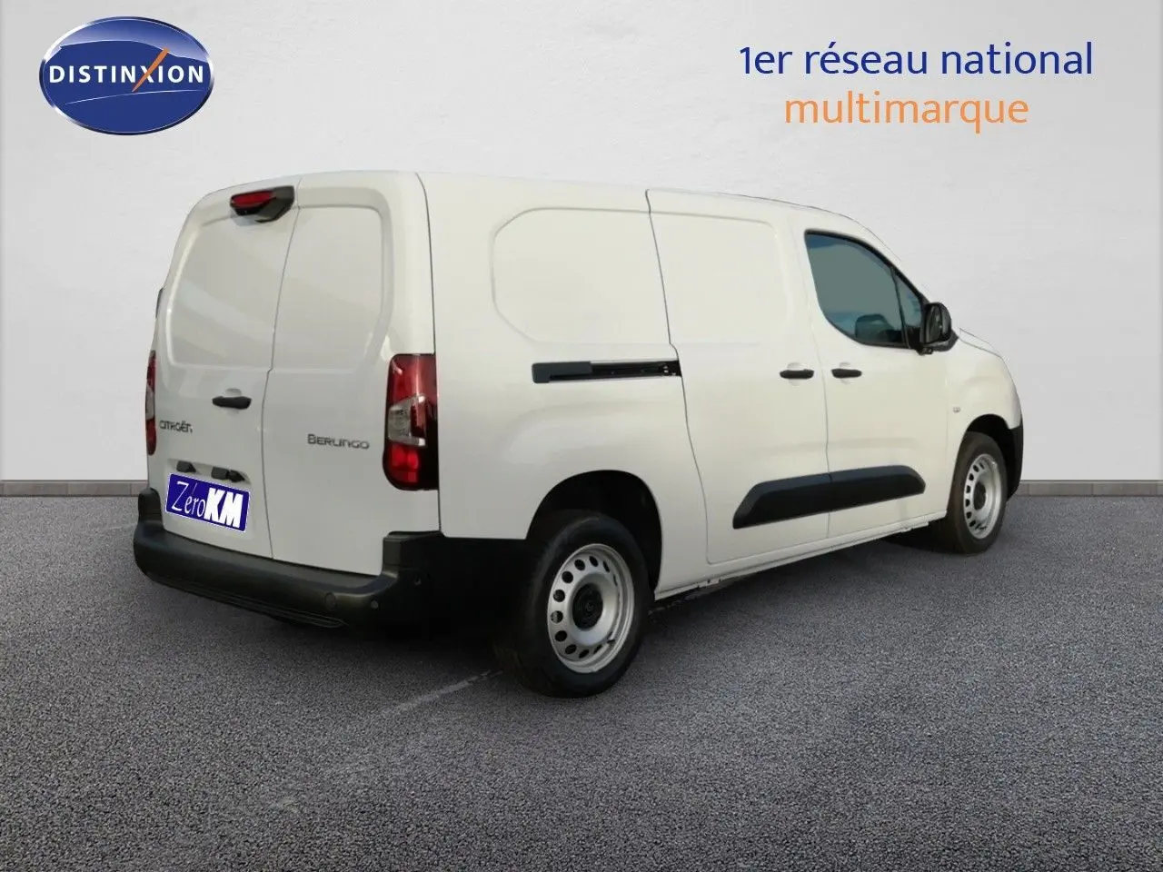 Vue 3/4 arrière droite du Citroën Berlingo XL blanc Icy, fourgon utilitaire avec portes arrière battantes.