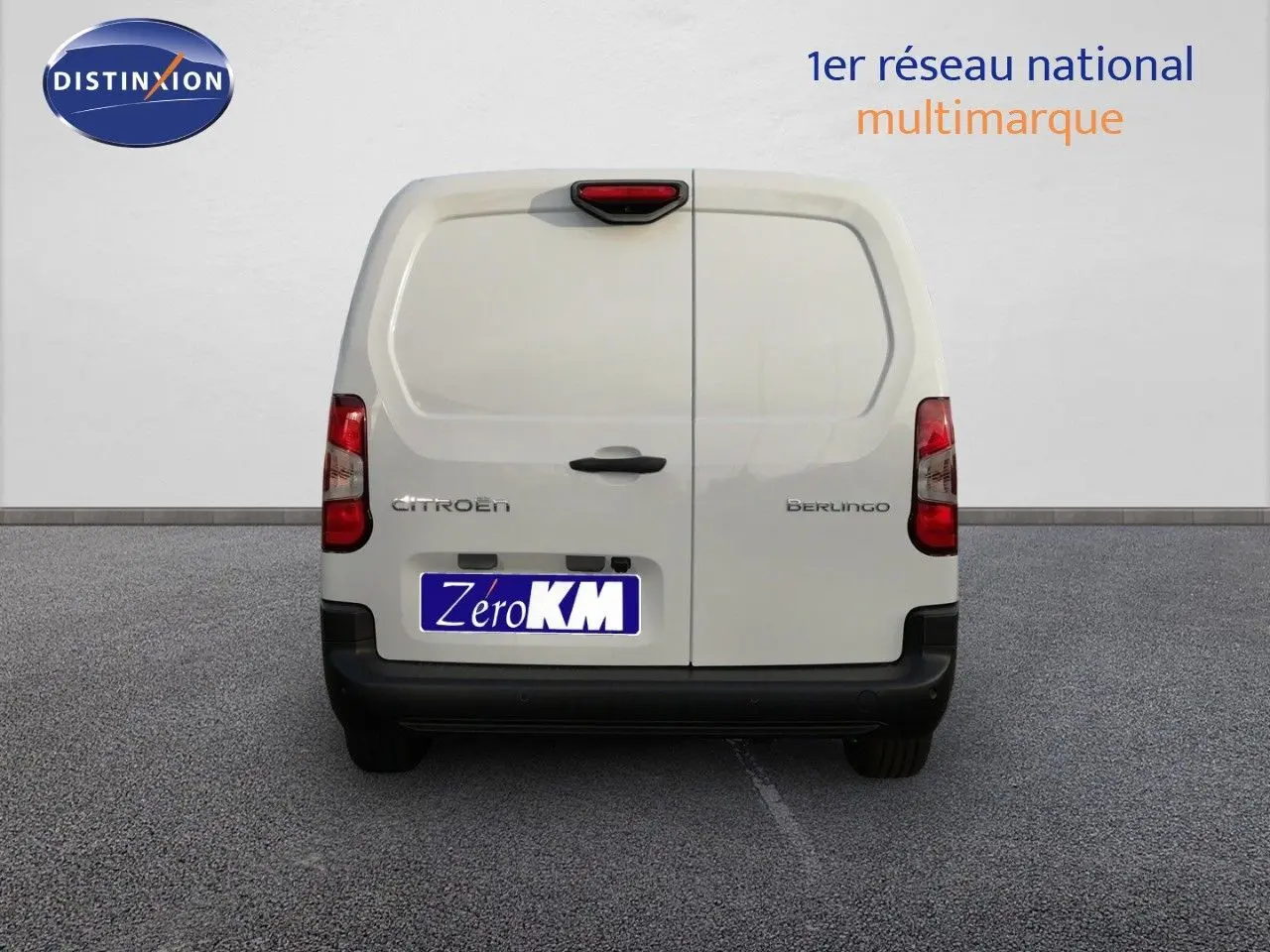Vue arrière du Citroën Berlingo XL blanc Icy, avec portes battantes et feux rouges verticaux.