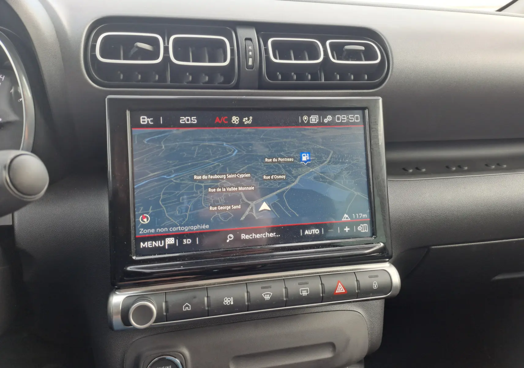 Vue rapprochée de l'écran tactile central du tableau de bord noir du Citroën C3 Aircross blanc banquise 2024 avec navigation affichée.