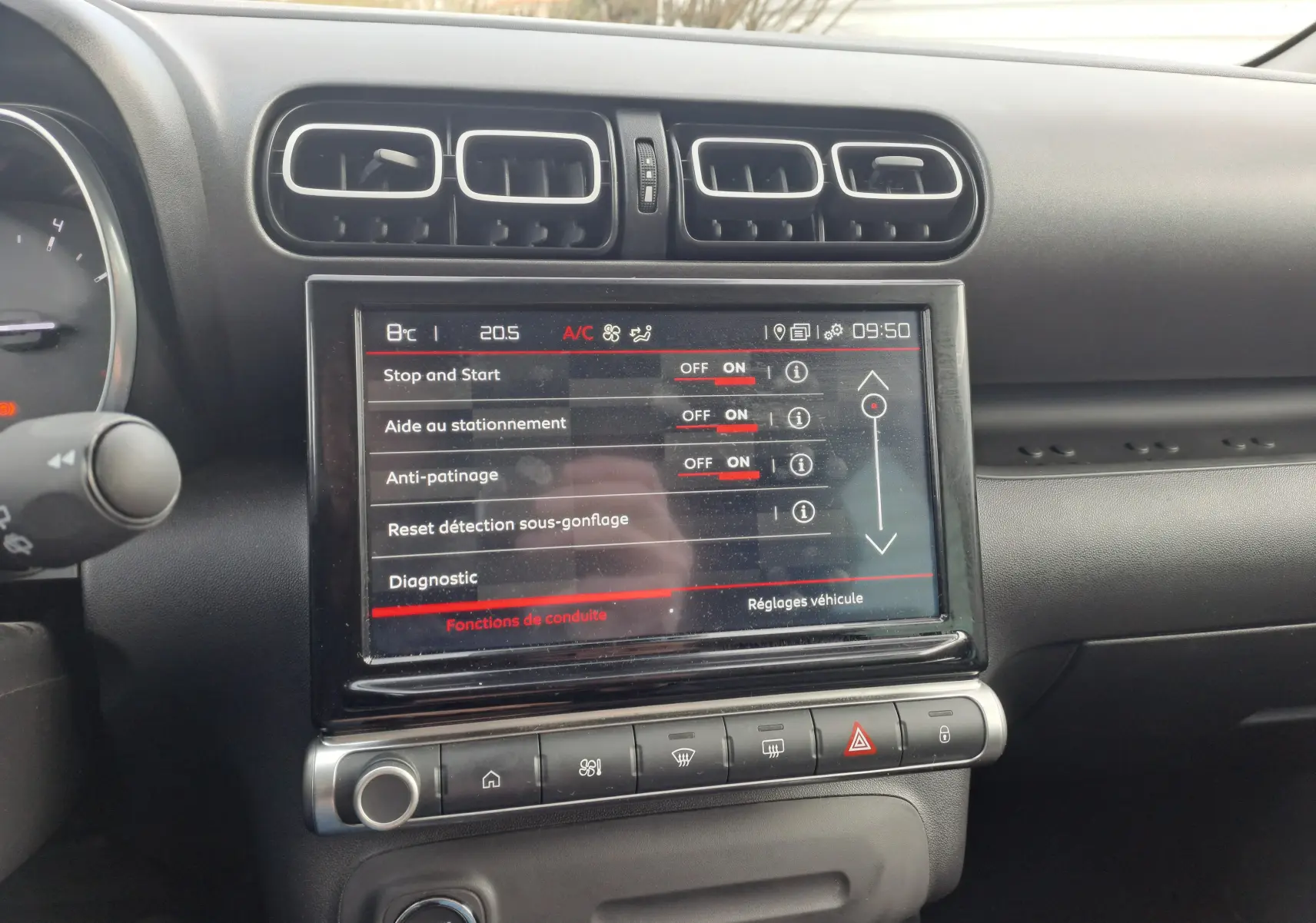 Vue intérieure du tableau de bord du Citroën C3 Aircross blanc banquise, écran tactile affichant les réglages de conduite.