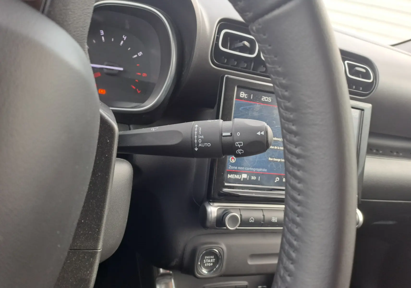 Vue intérieure du tableau de bord et du volant noir du Citroën C3 Aircross 2024, avec écran tactile et commandes visibles.