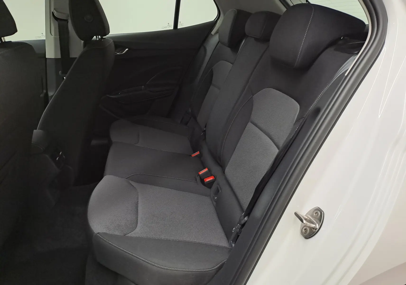 Vue intérieure côté droit des sièges arrière en tissu gris d'une Skoda Fabia Blanc Candy 2023.