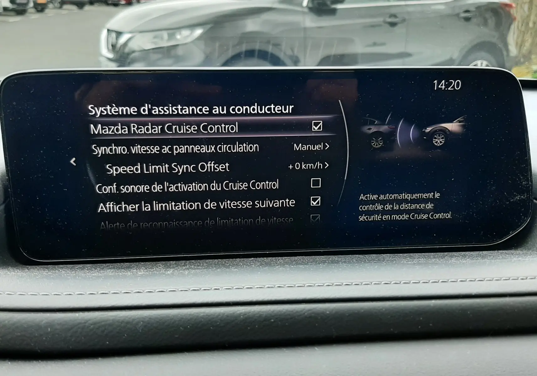 Vue latérale droite d'un Mazda CX-30 2024 blanc céramique, avec jantes alliage et vitres teintées, stationné en extérieur.