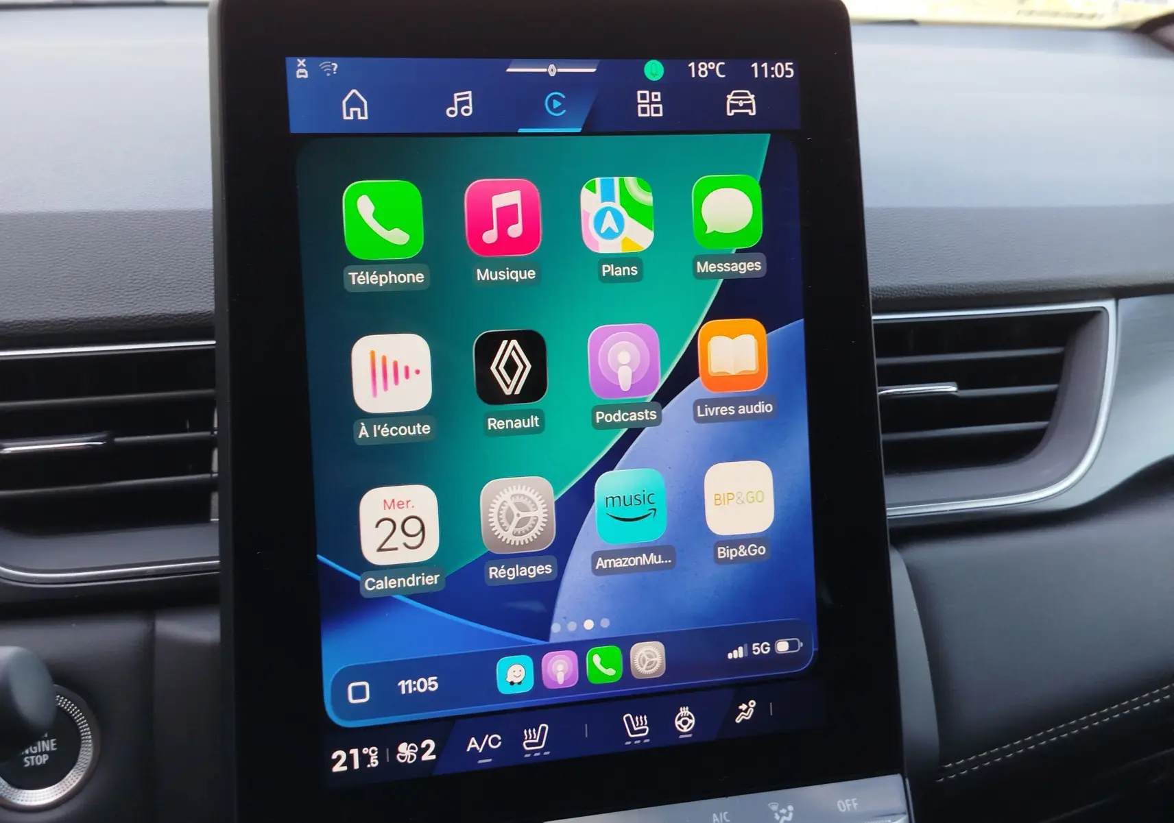 Écran tactile central du tableau de bord du Renault Symbioz 2025, affichant les applications multimédia et de navigation.