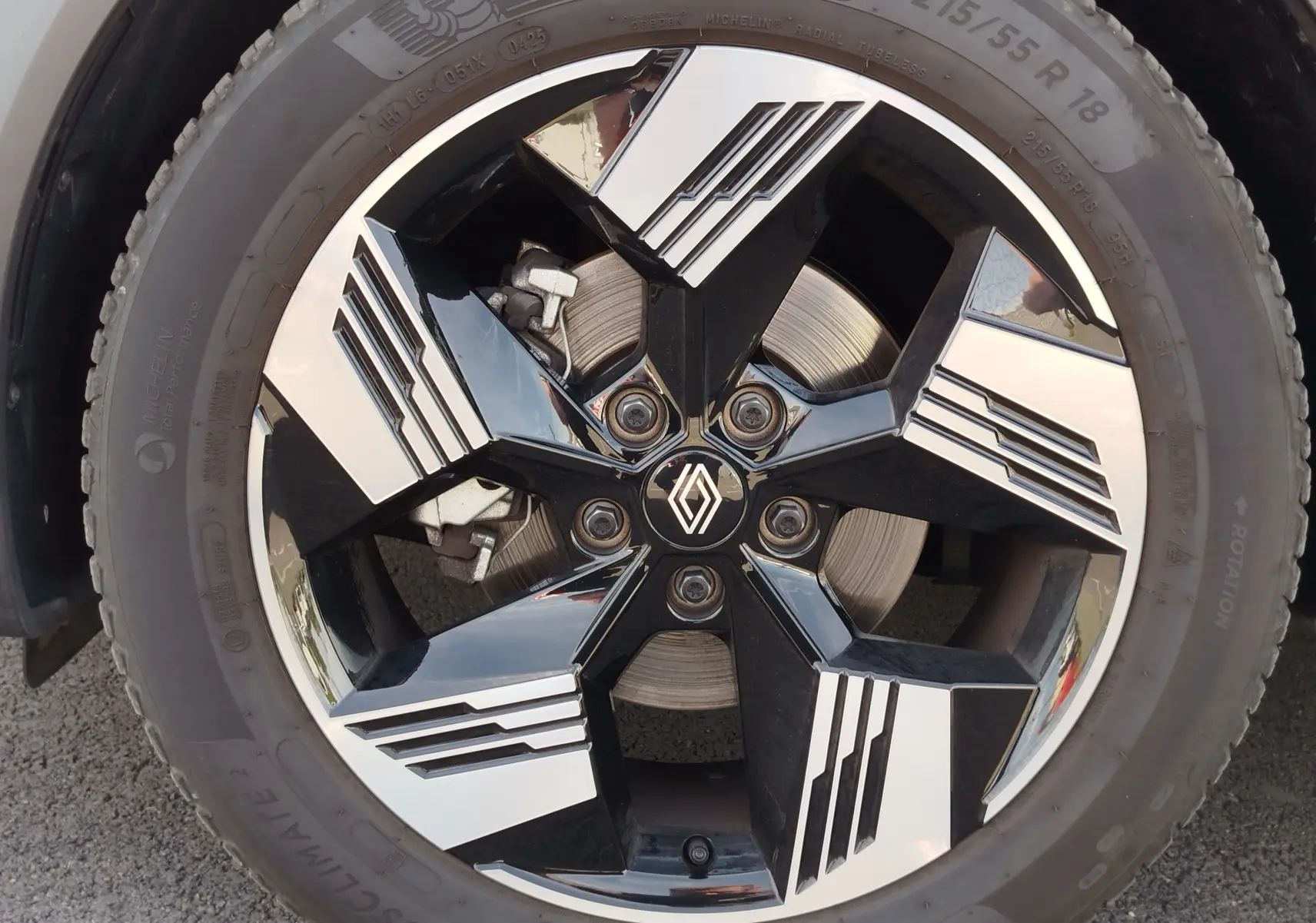 Gros plan sur la jante noire et argentée au design géométrique du Renault Symbioz 2025 bleu Iron Metal.