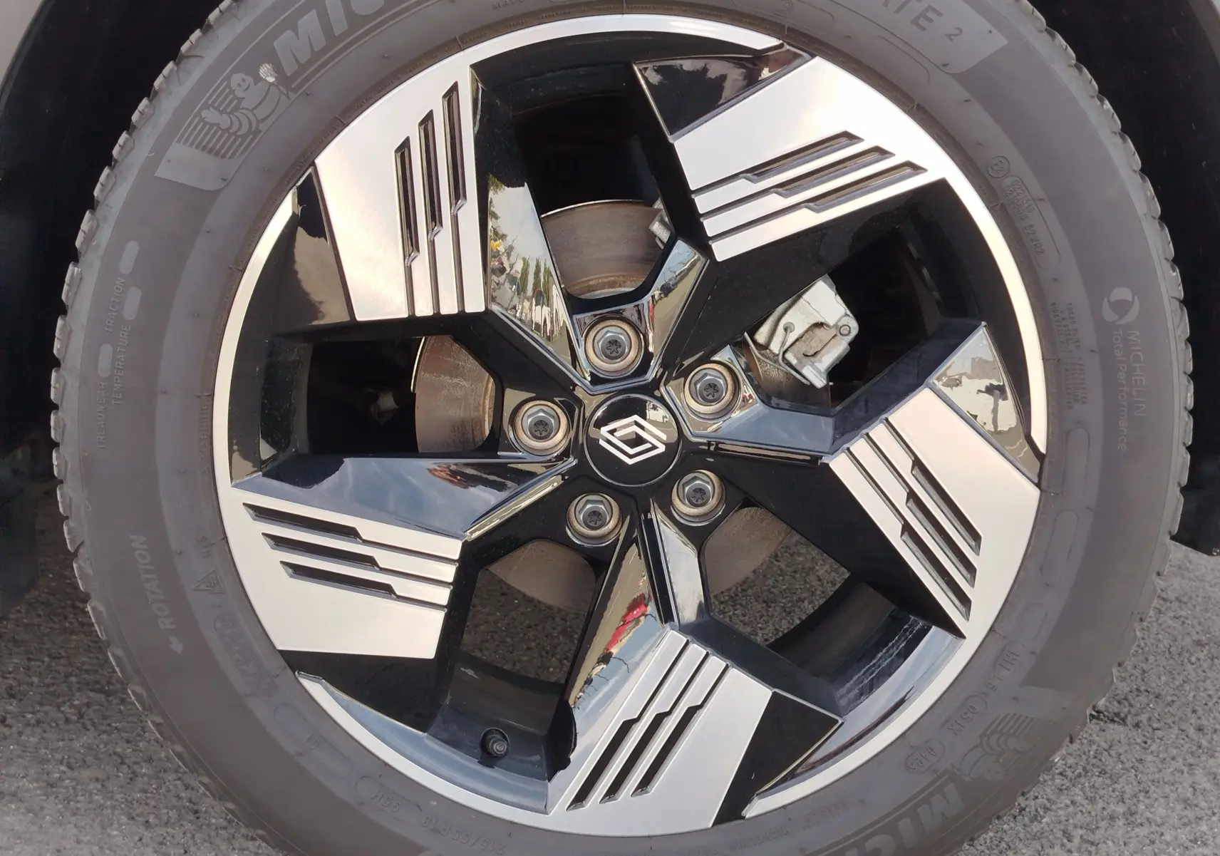 Gros plan sur la jante bi-ton noire et argentée du Renault Symbioz 2025, avec logo central distinctif.