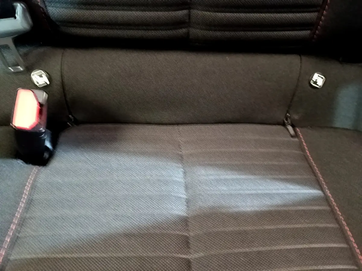 Vue rapprochée de la banquette arrière noire avec coutures rouges du Peugeot 2008 blanc, version diesel 2021.