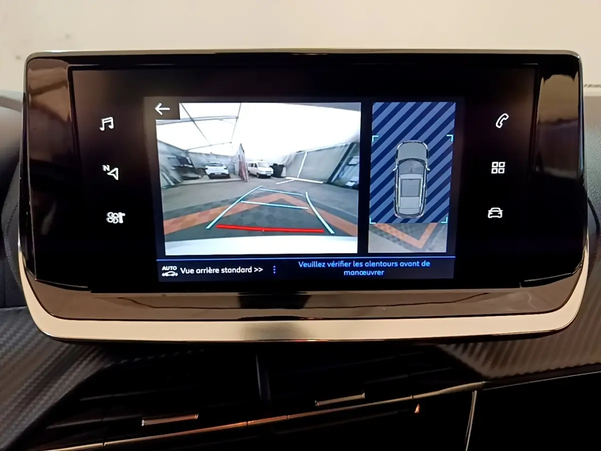Écran tactile du tableau de bord montrant la caméra de recul et l'affichage 360° du Peugeot 2008 blanc.
