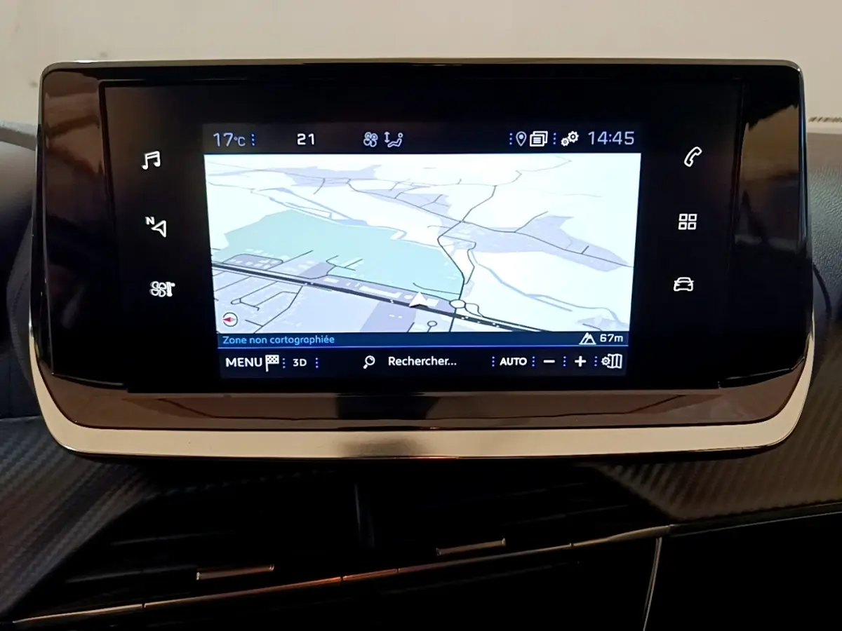 Écran tactile central affichant la navigation GPS dans l'habitacle du Peugeot 2008 blanc, vue de face.