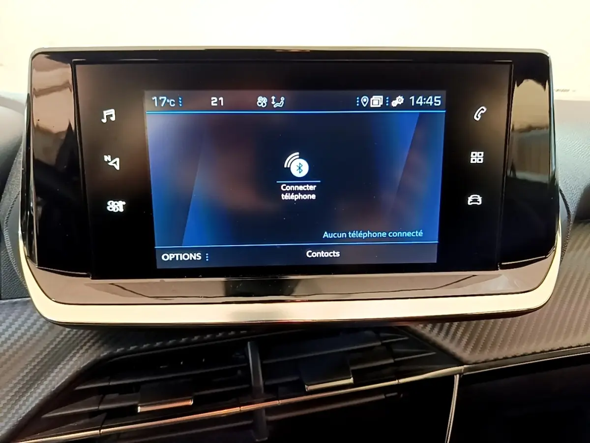 Écran tactile central du tableau de bord du Peugeot 2008 1.5 BlueHDi blanc, affichage Bluetooth actif.