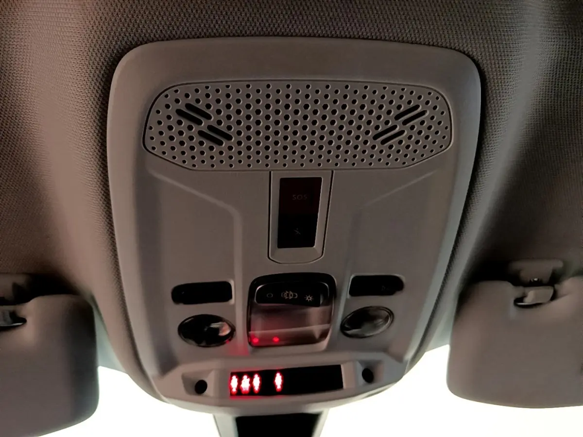 Vue intérieure du plafonnier gris avec commandes d’éclairage et bouton SOS du Peugeot 2008 blanc.