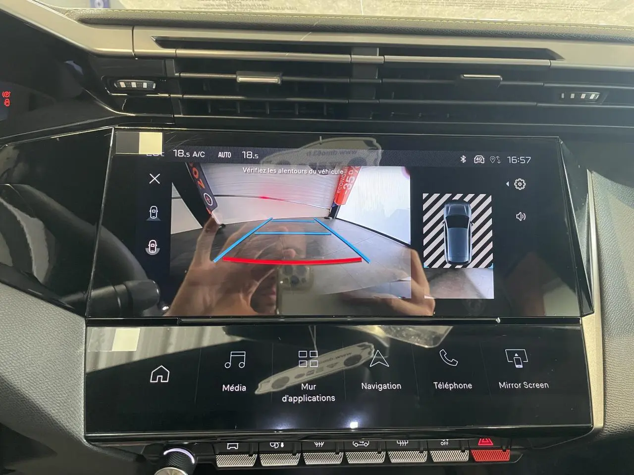 Écran tactile central de la Peugeot 308 gris Selenium montrant la caméra de recul et l'affichage 360° intérieur.