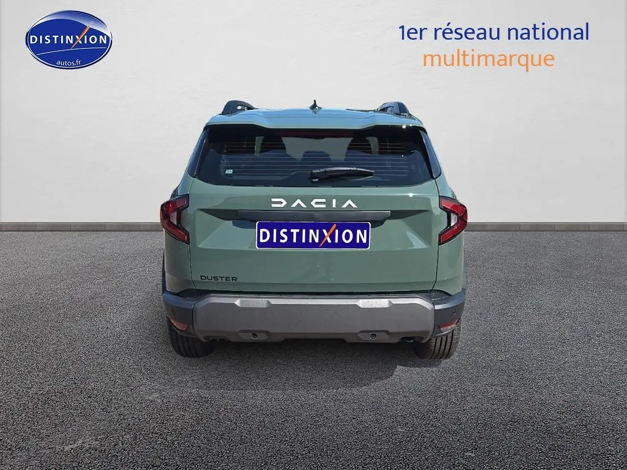 Vue arrière du Dacia Duster vert kaki 2025 avec barres de toit et feux arrière LED distinctifs.