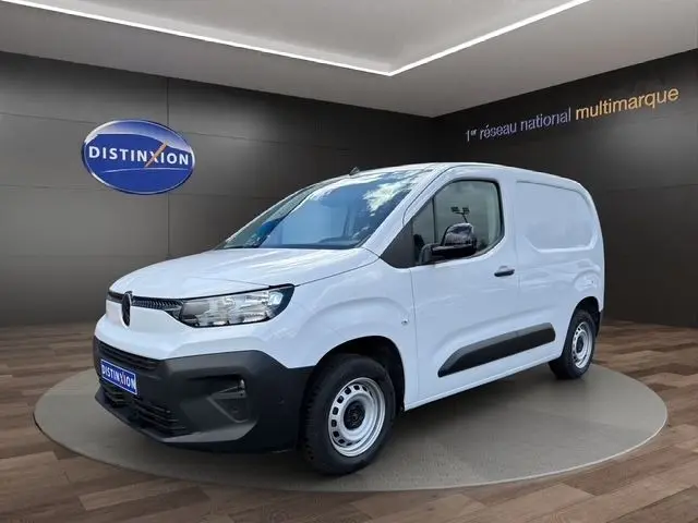 Vue 3/4 avant droite d’un utilitaire Citroën Berlingo blanc avec pare-chocs noir et jantes acier simples.