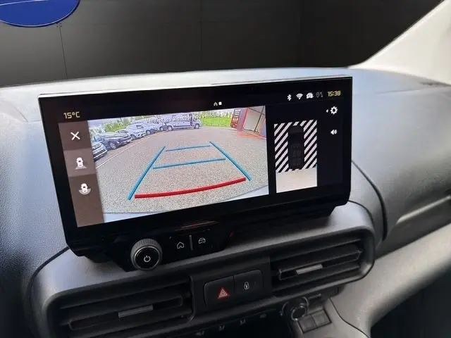 Écran tactile central montrant la caméra de recul et l’aide au stationnement du Citroën Berlingo blanc, vue intérieure.
