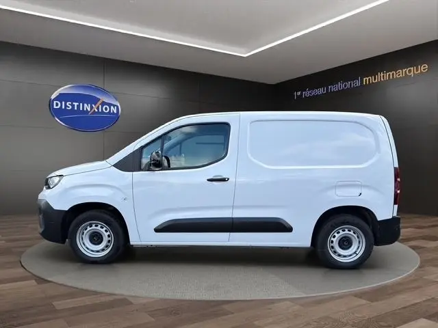 Vue latérale droite d'un utilitaire Citroën Berlingo blanc avec porte latérale pleine et jantes acier simples.