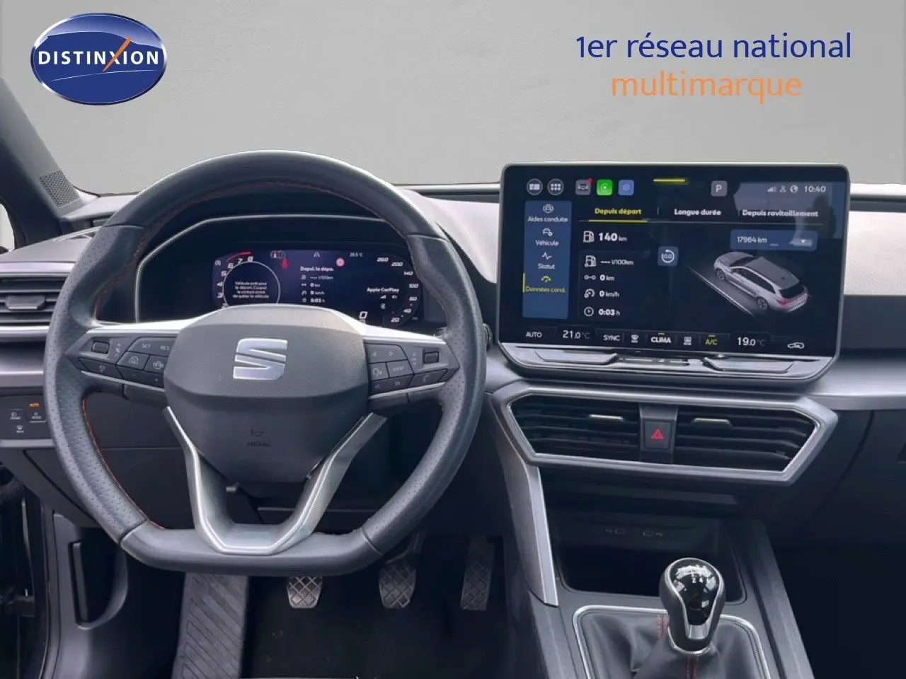 Vue intérieure du poste de conduite du SEAT LEON ST 1.5 eTSI 150CH FR Special Edition 2025, volant cuir et écran tactile.