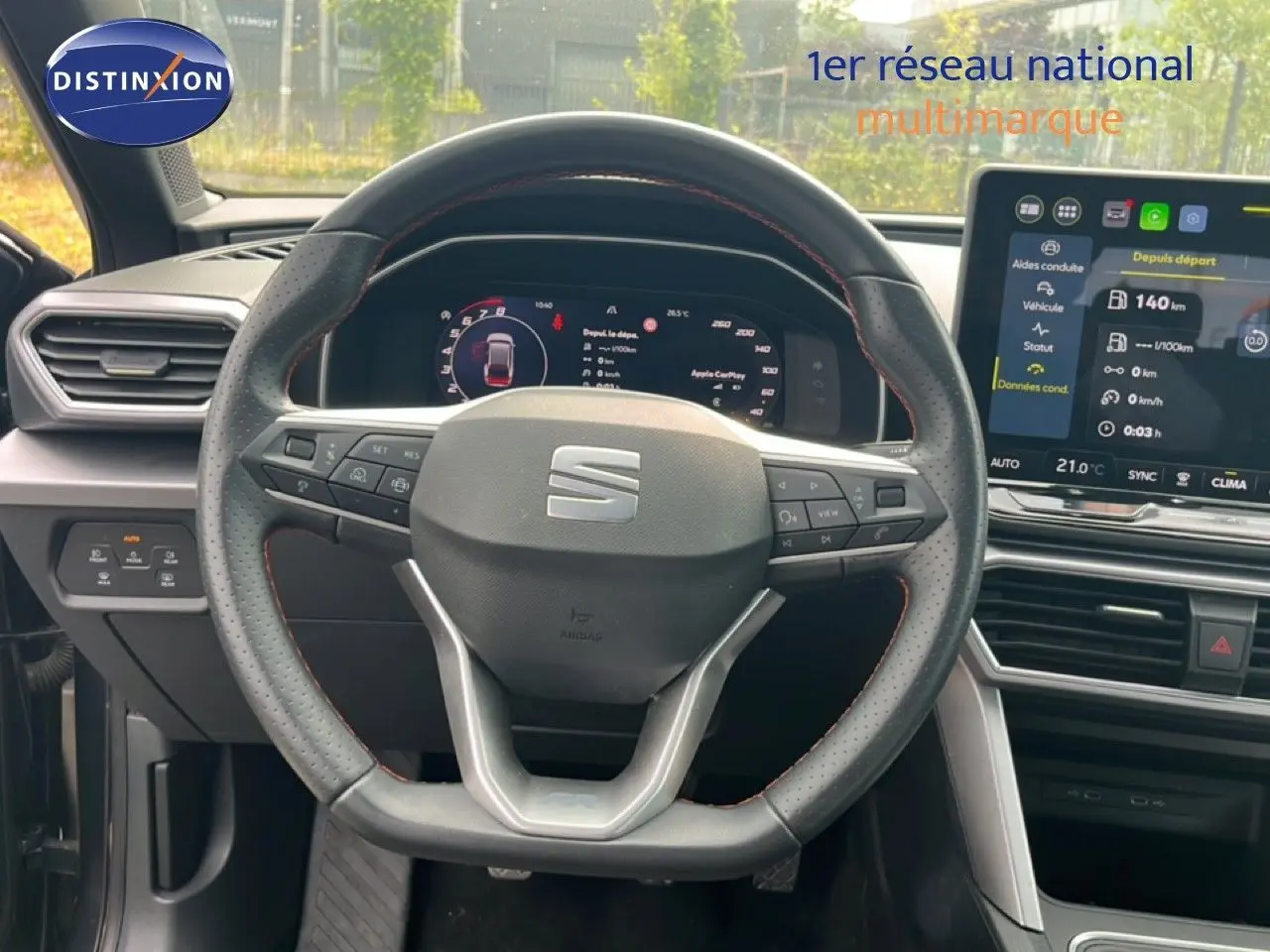 Vue intérieure centrée sur le volant multifonction et le tableau de bord numérique du SEAT Leon ST gris magnétique.