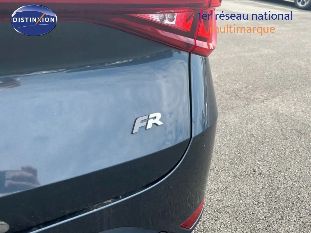 Gros plan sur l'arrière droit gris magnétique métallisé du SEAT LEON ST 1.5 eTSI FR avec logo FR visible.