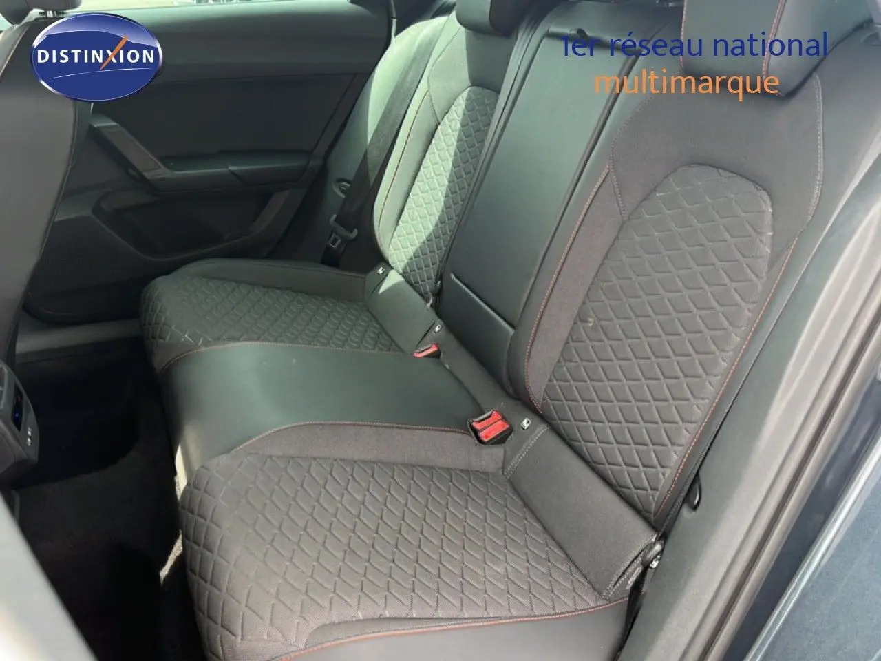 Vue intérieure côté droit des sièges arrière en tissu gris noir avec surpiqûres rouges du SEAT LEON ST 2025 gris magnétique.