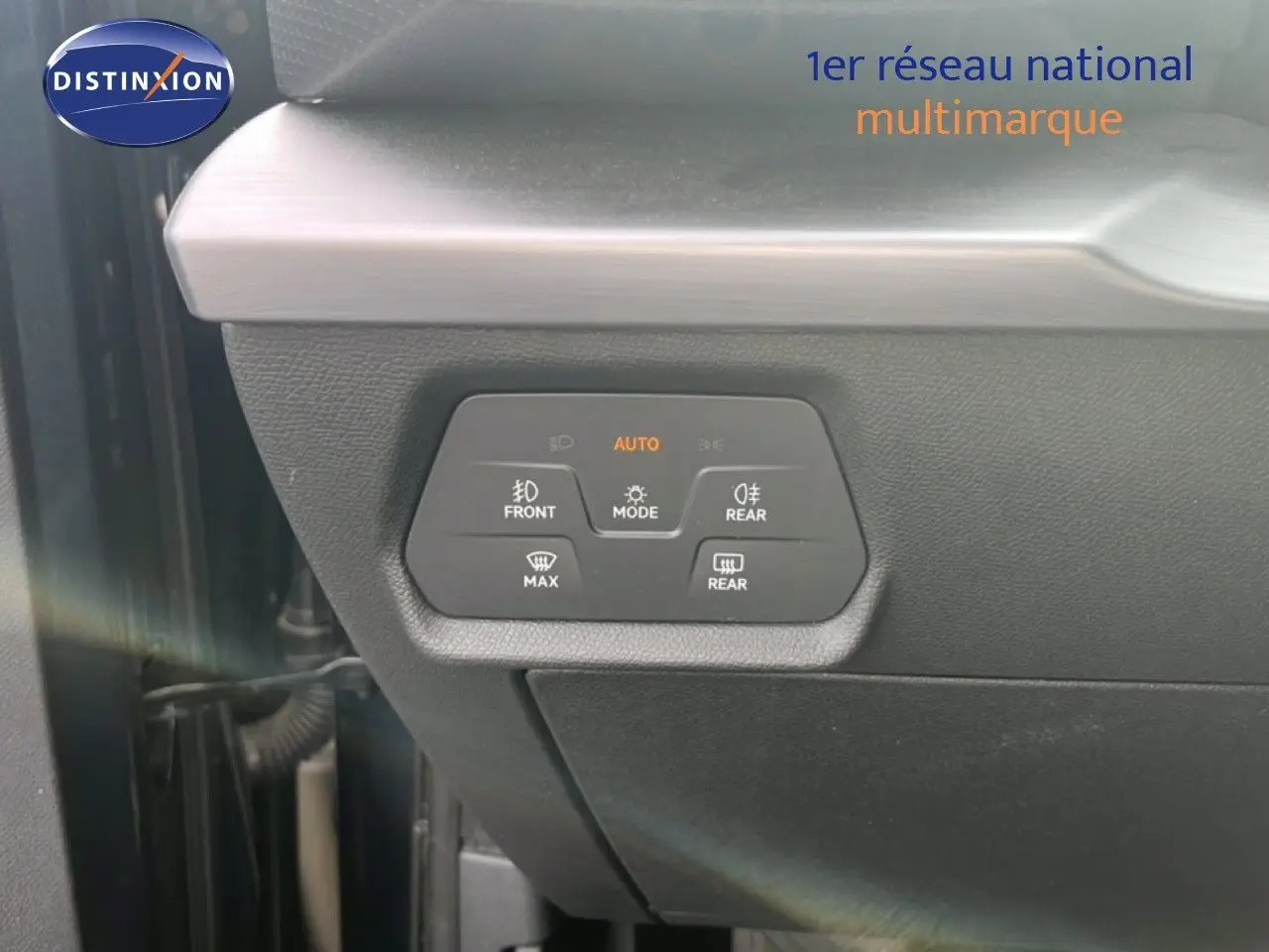 Panneau de commandes d’éclairage intérieur en gros plan sur une SEAT LEON ST gris magnétique.