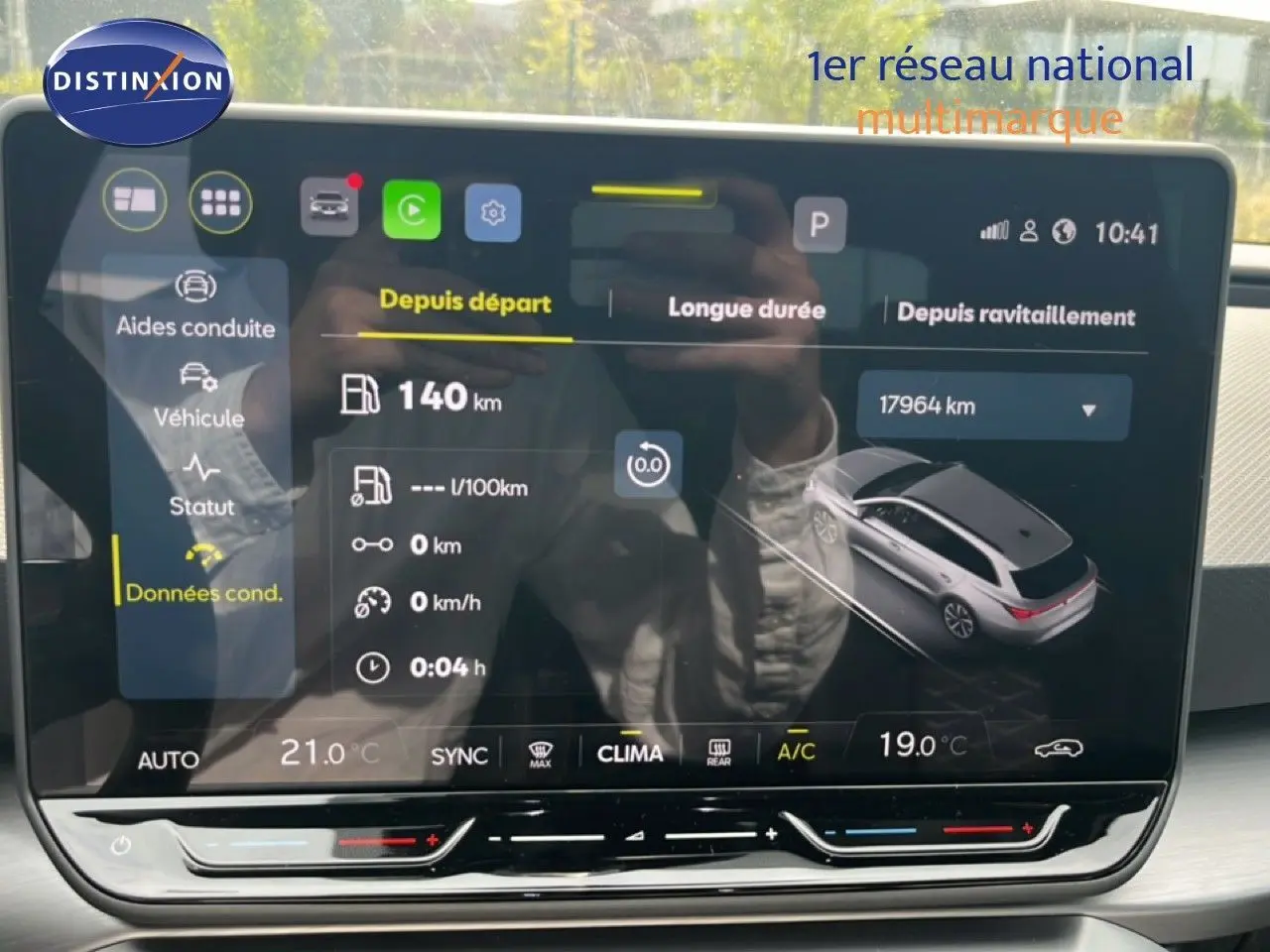 Écran tactile intérieur montrant les données de conduite du SEAT LEON ST gris magnétique, vue de face.