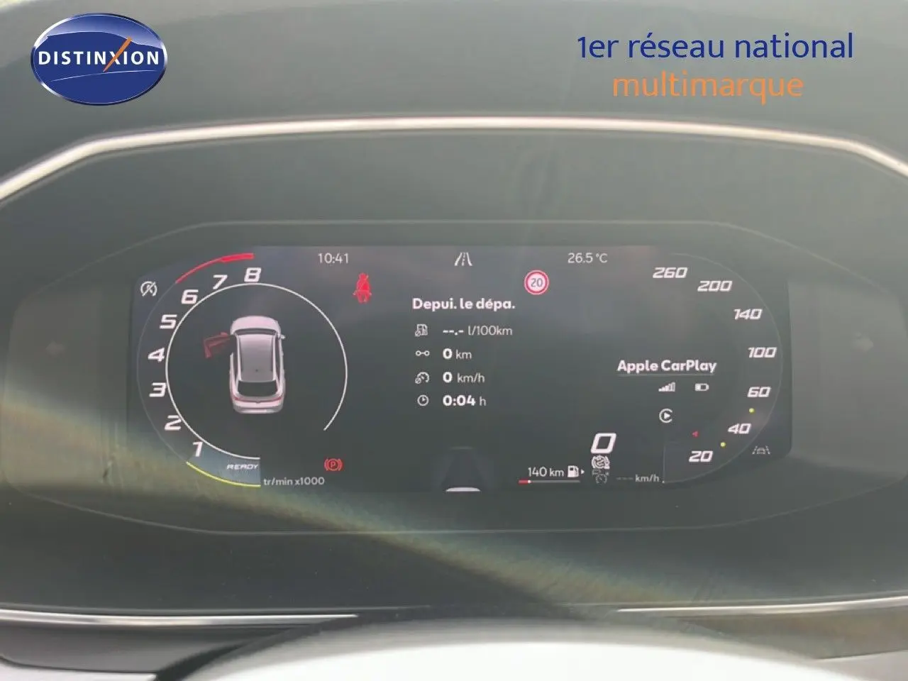 Tableau de bord numérique du SEAT LEON ST 2025 affichant la vitesse, régime moteur et Apple CarPlay, vue frontale intérieure.
