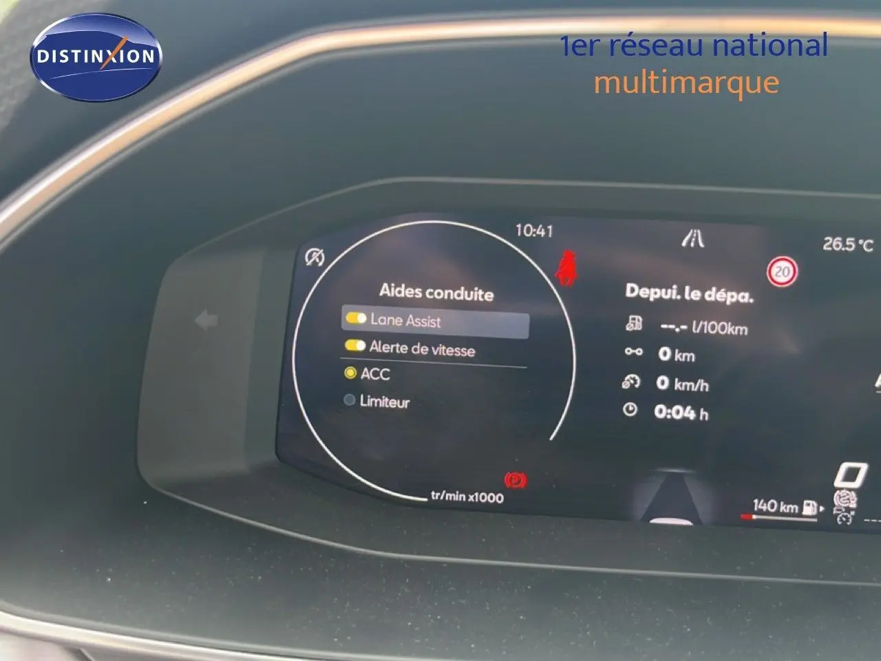 Vue rapprochée du tableau de bord numérique du SEAT LEON ST gris magnétique, affichant les aides à la conduite activées.