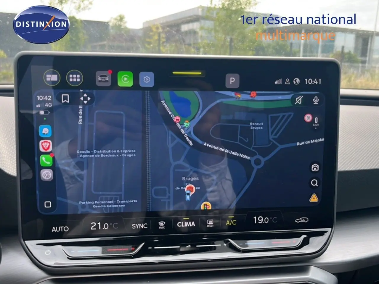 Vue rapprochée de l’écran tactile central du tableau de bord du SEAT LEON ST gris métallique, affichant la navigation GPS.