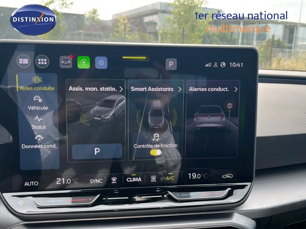 Écran tactile intérieur du tableau de bord du SEAT LEON ST gris magnétique, affichant les aides à la conduite.