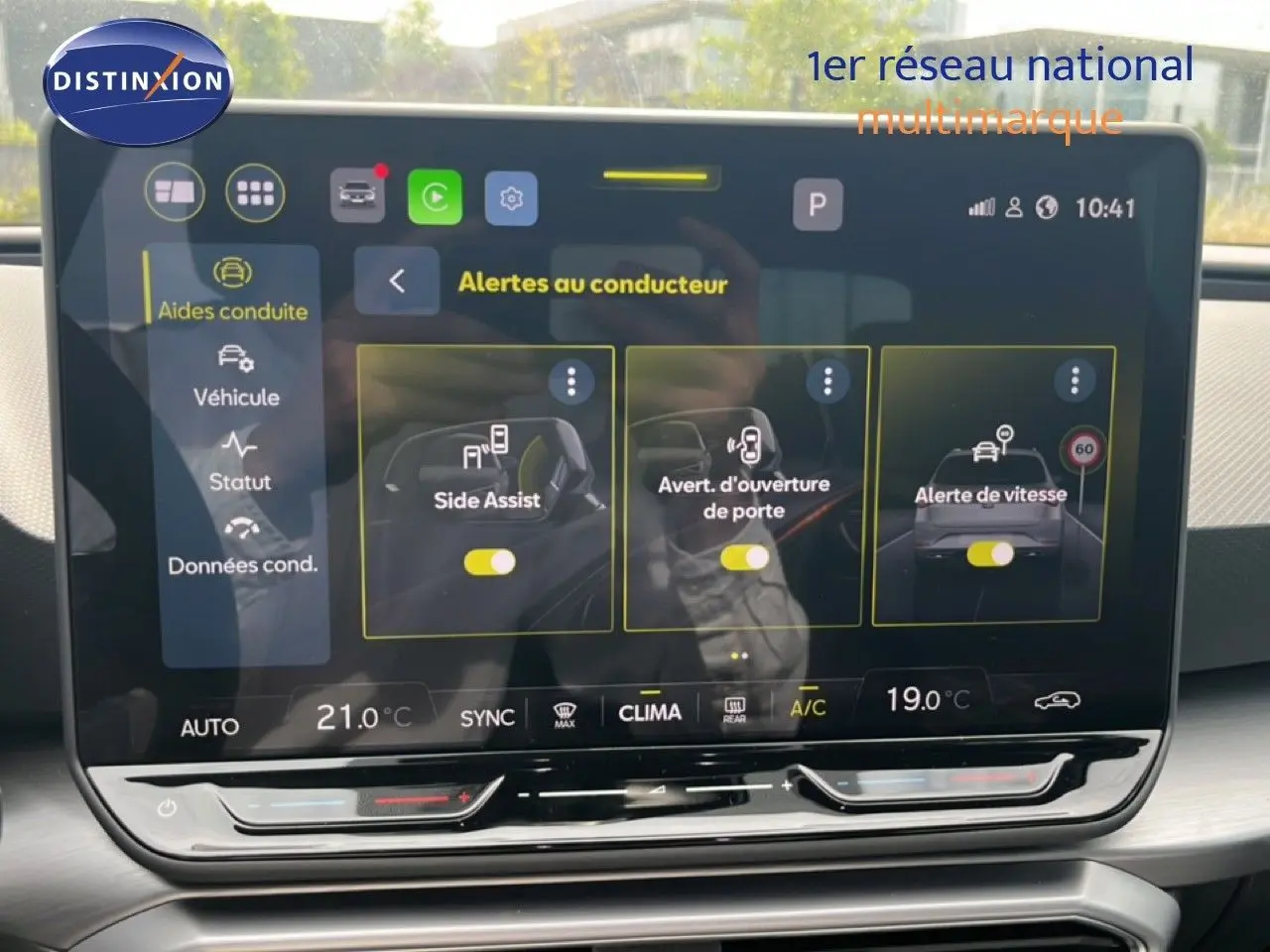 Écran tactile central affichant les alertes au conducteur dans l’habitacle gris noir du SEAT LEON ST 2025.