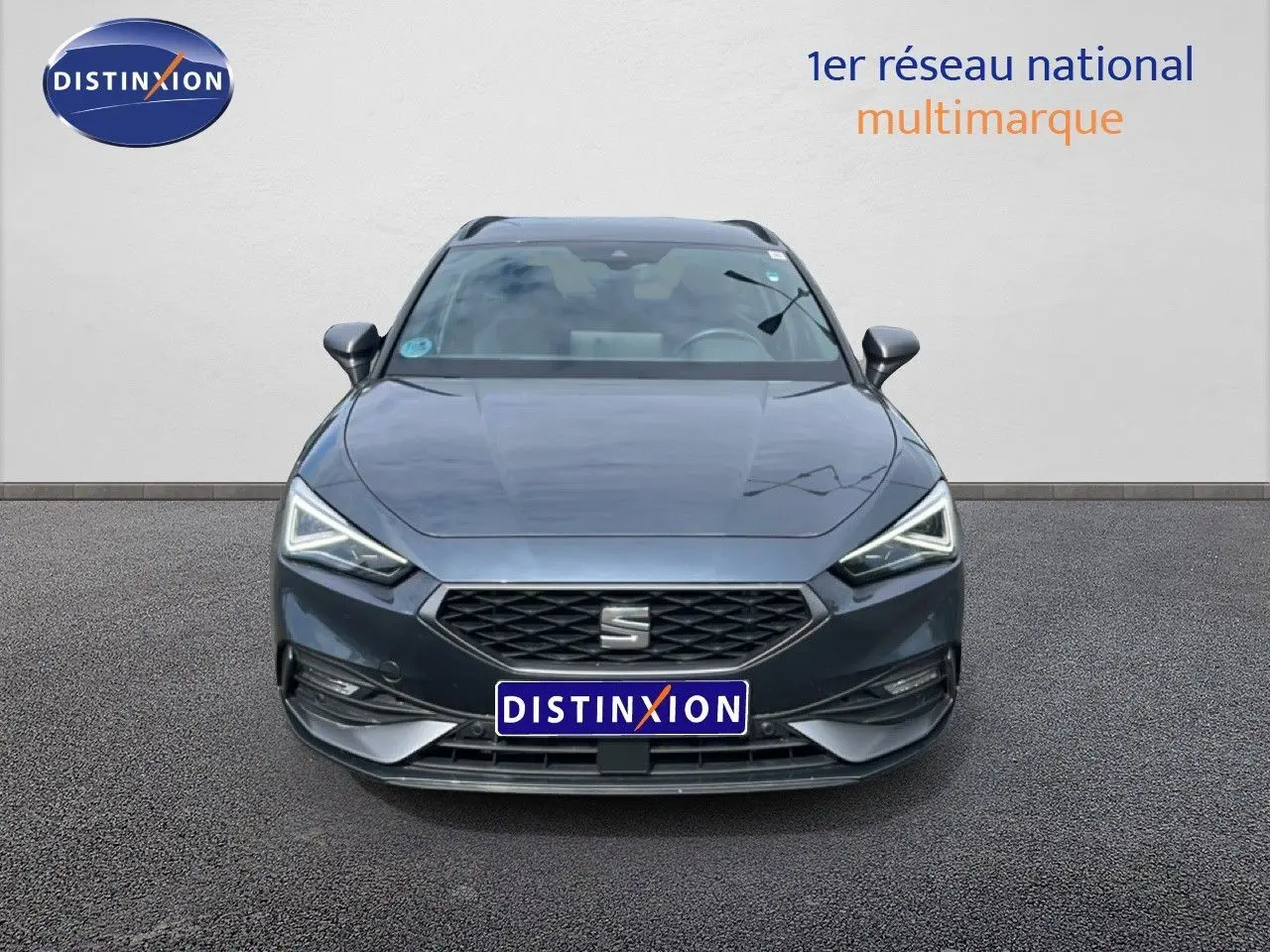 Vue frontale d’une SEAT LEON ST 1.5 eTSI 150CH FR Special Edition gris magnétique métal avec phares LED allumés.