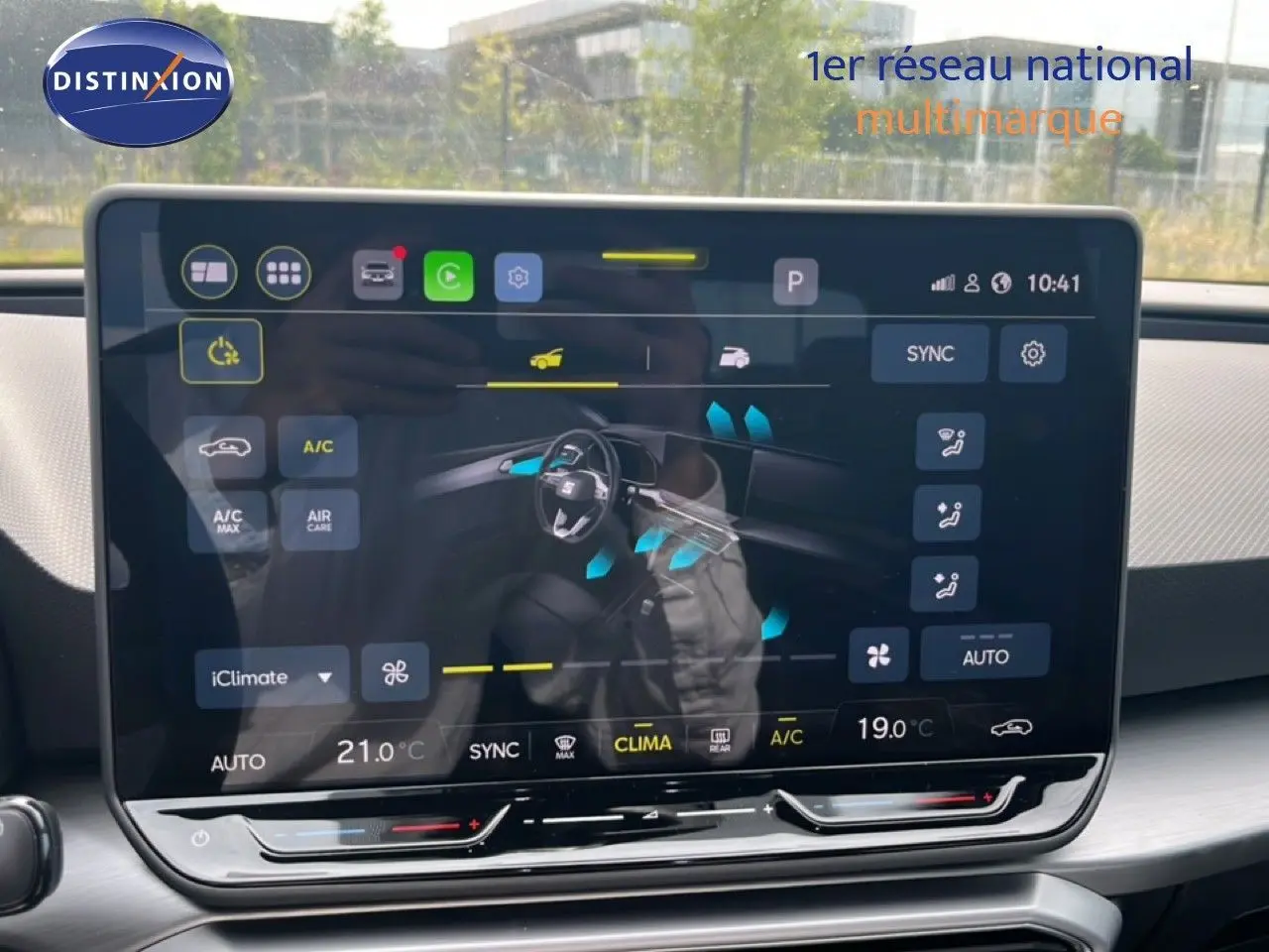 Écran tactile du système de climatisation de la SEAT LEON ST 2025 affichant les réglages de température et ventilation.