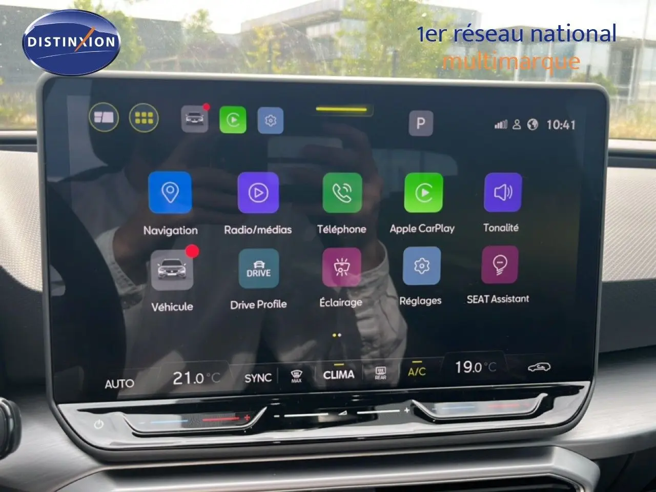 Écran tactile central du tableau de bord du SEAT LEON ST gris magnétique, affichant les applications multimédia et climatisation.