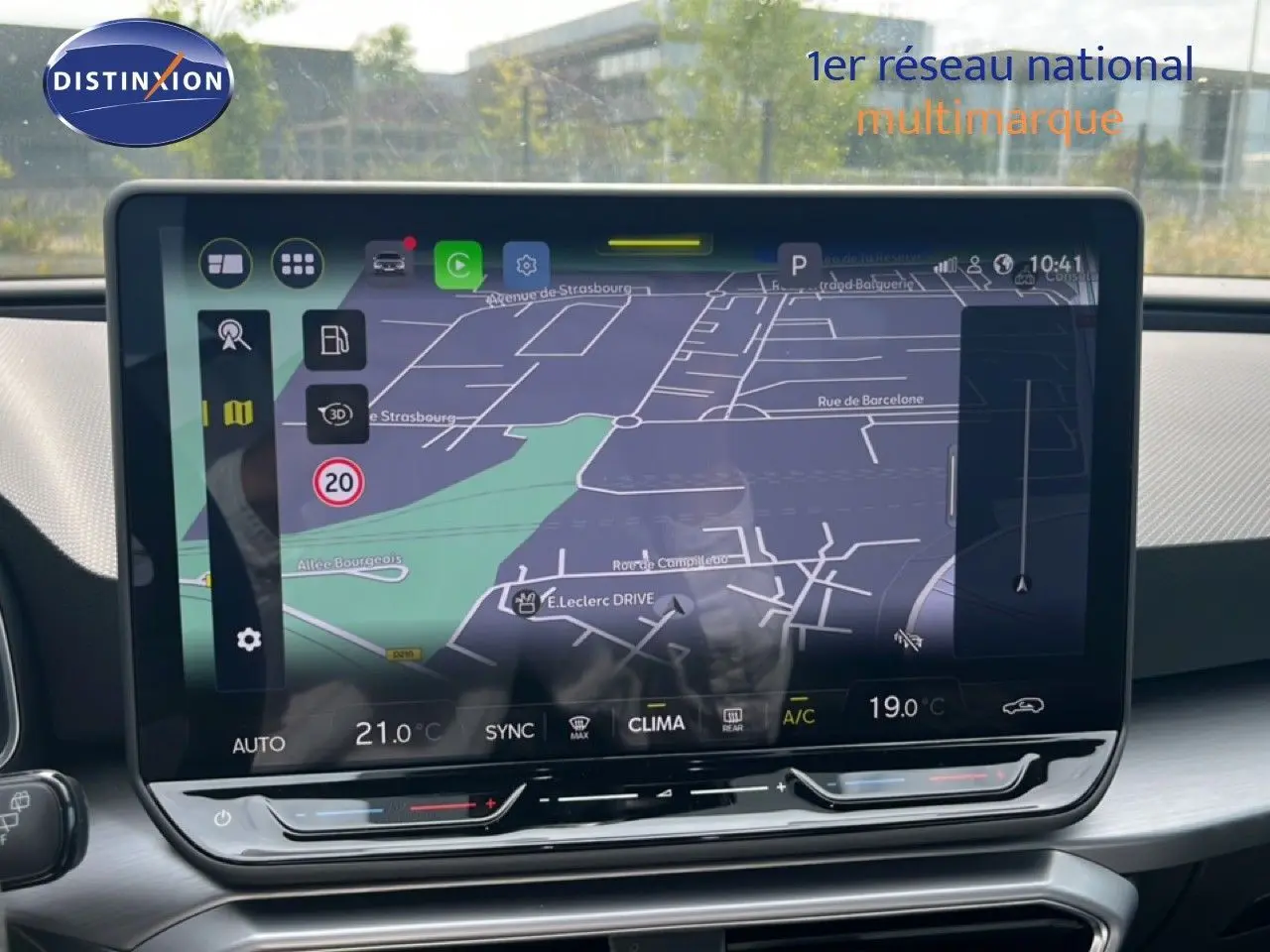 Vue rapprochée de l'écran tactile central du tableau de bord du SEAT LEON ST gris métallique, affichant la navigation GPS.