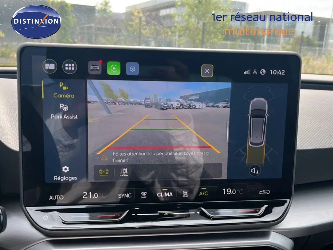 Écran central affichant la caméra de recul et l’assistance au stationnement du SEAT LEON ST gris magnétique, vue intérieure.