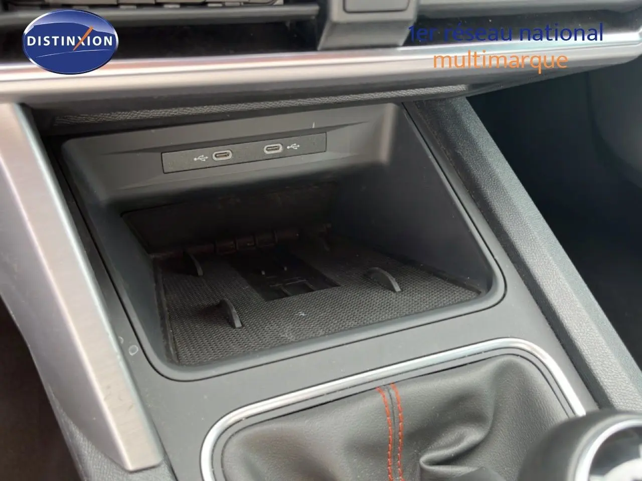 Détail de la console centrale avec prise USB et soufflet de levier de vitesses sur SEAT LEON ST gris métallique.