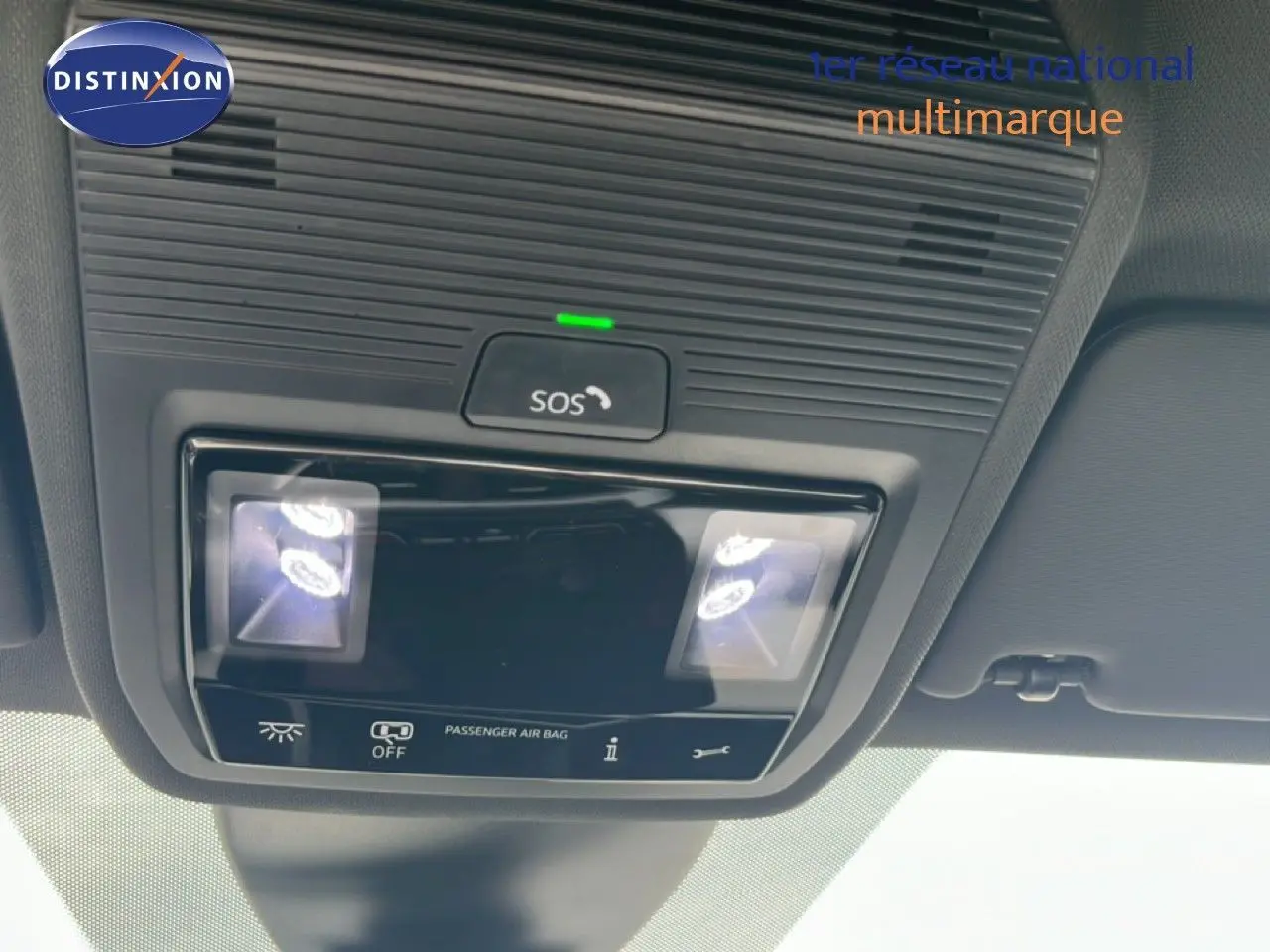 Vue en gros plan du plafonnier intérieur avec éclairage et bouton SOS du SEAT LEON ST gris magnétique.