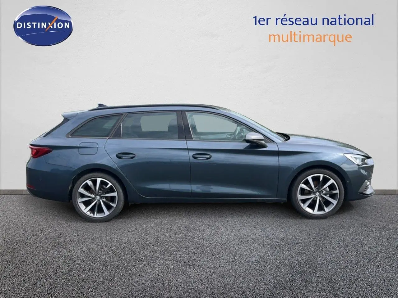 Profil droit d'une SEAT LEON ST 2025 gris magnétique métal avec jantes alliage et lignes dynamiques visibles.