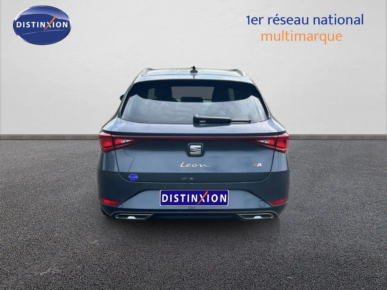 Vue arrière d'un SEAT Leon ST gris magnétique métal 2025 avec feux LED et logo FR visible.