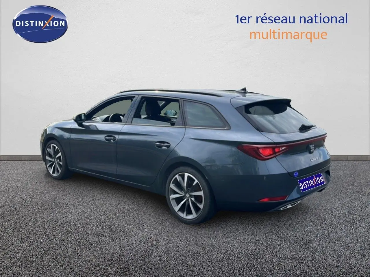 SEAT LEON ST gris magnétique métal vue 3/4 arrière côté gauche, avec jantes alliage et feux arrière LED.