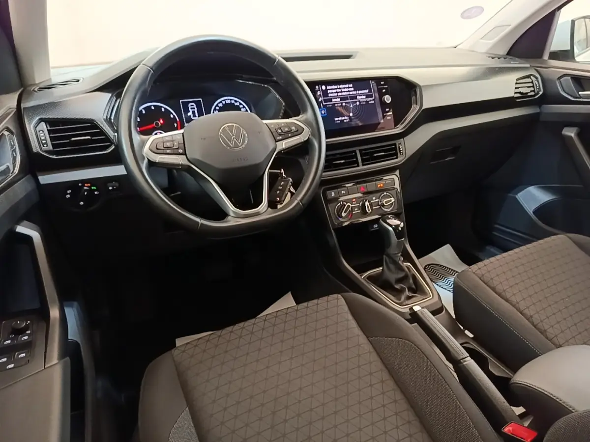 Vue intérieure du tableau de bord et volant cuir noir du Volkswagen T-Cross 1.0 TSI 110ch DSG Lounge Business 2022.