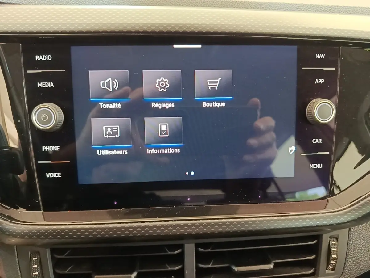 Écran tactile central du tableau de bord du Volkswagen T-Cross 2022 affichant les options de réglages en mode sombre.