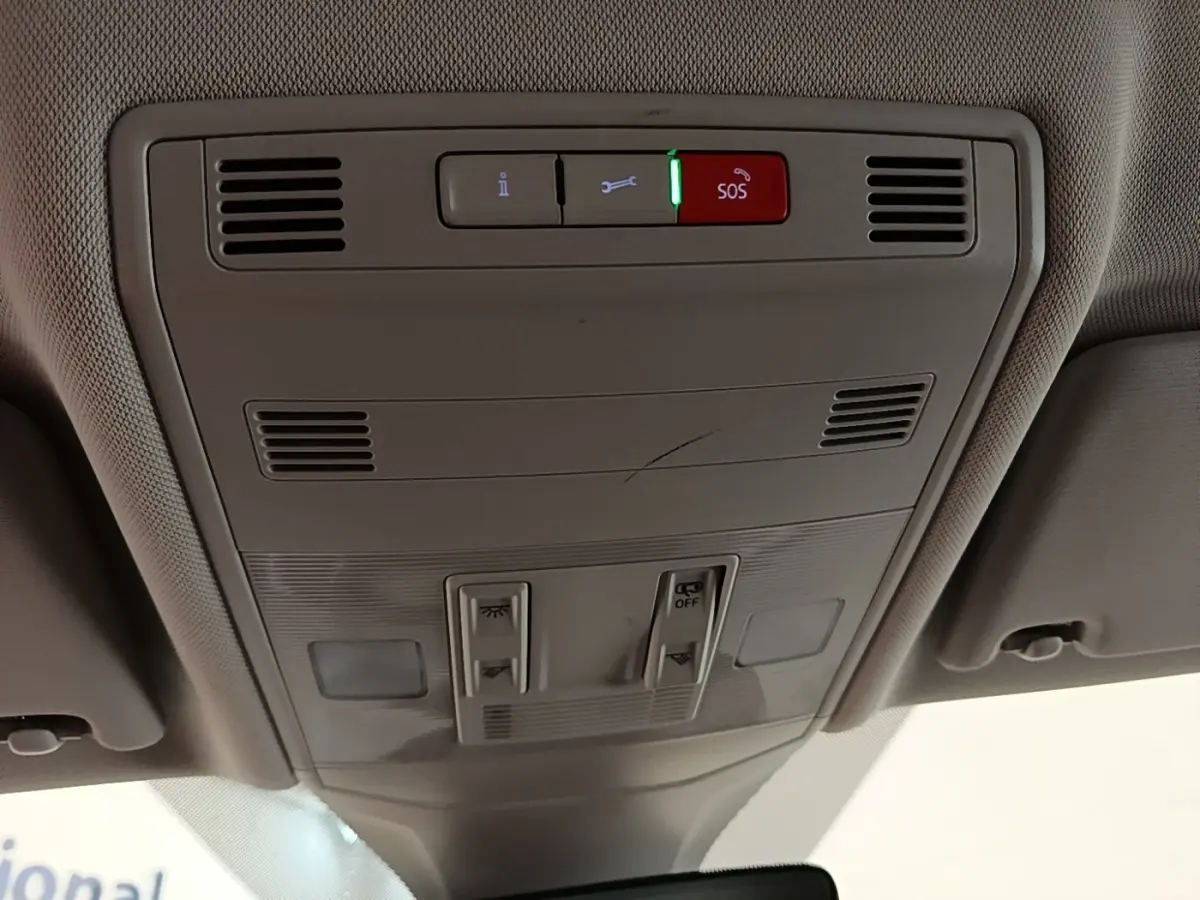 Vue intérieure du plafonnier avec commandes d'éclairage et bouton SOS du Volkswagen T-Cross blanc 2022.