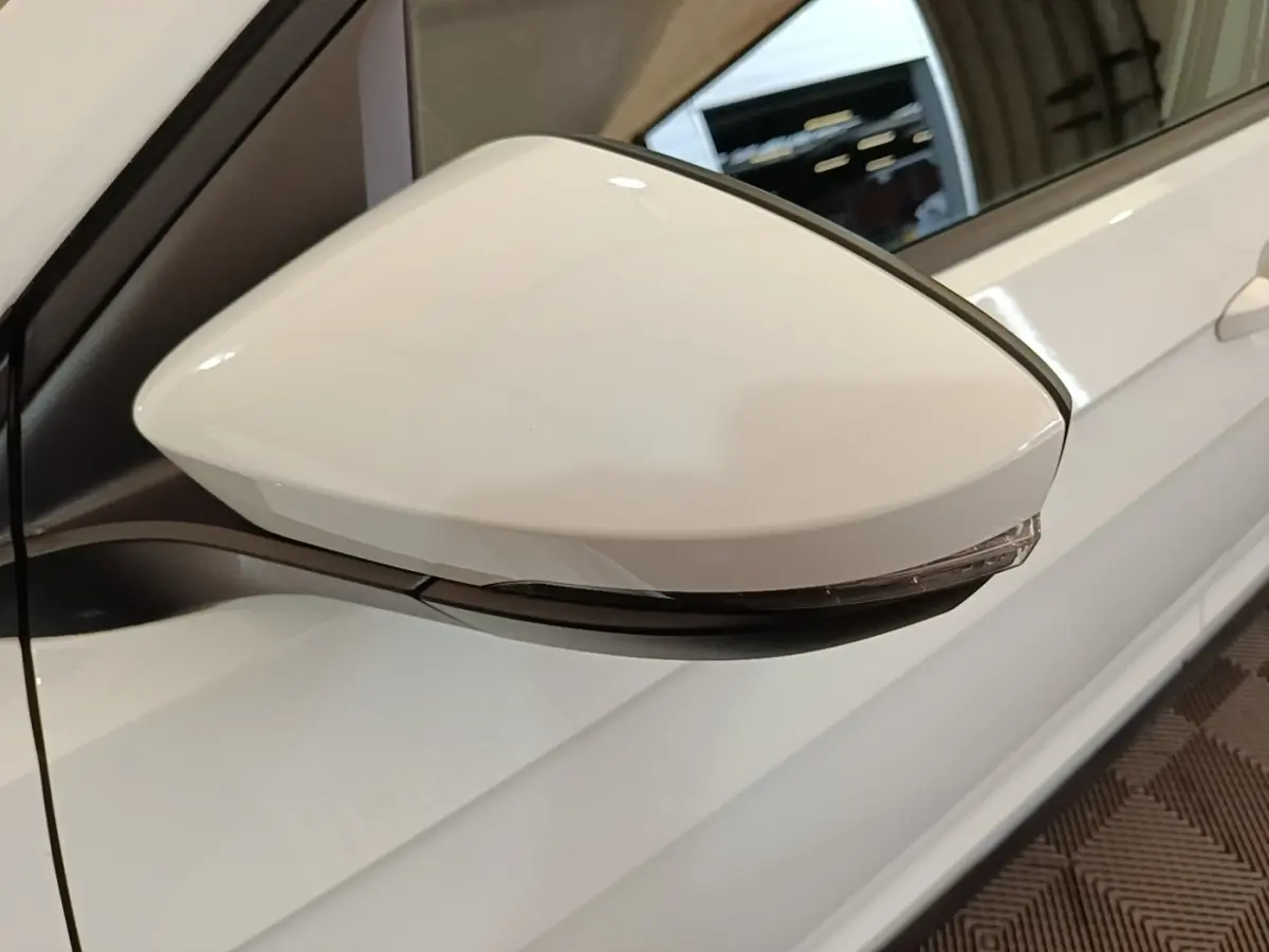 Rétroviseur droit blanc de Volkswagen T-Cross 2022, vue rapprochée sur la portière côté droit.