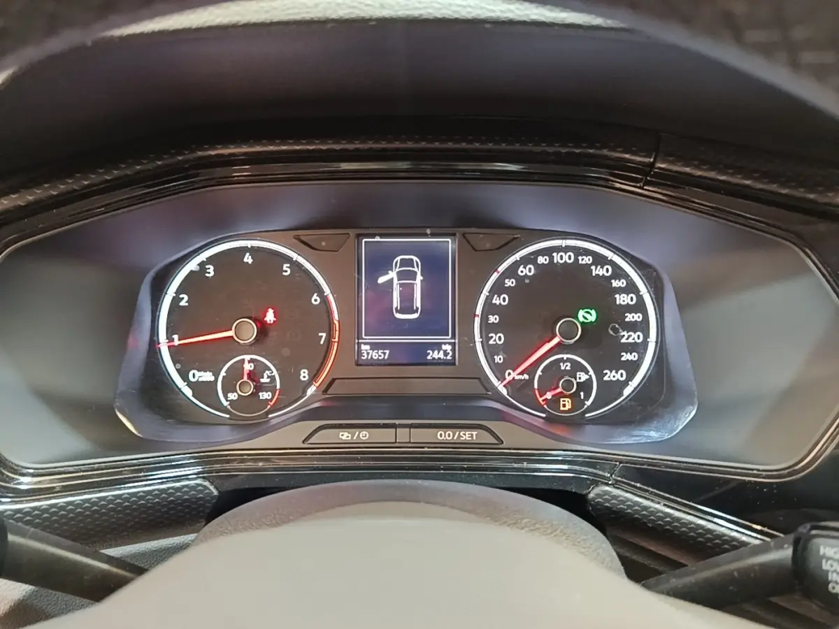 Tableau de bord numérique du Volkswagen T-Cross 2022, affichage clair avec compte-tours et vitesse en vue frontale.