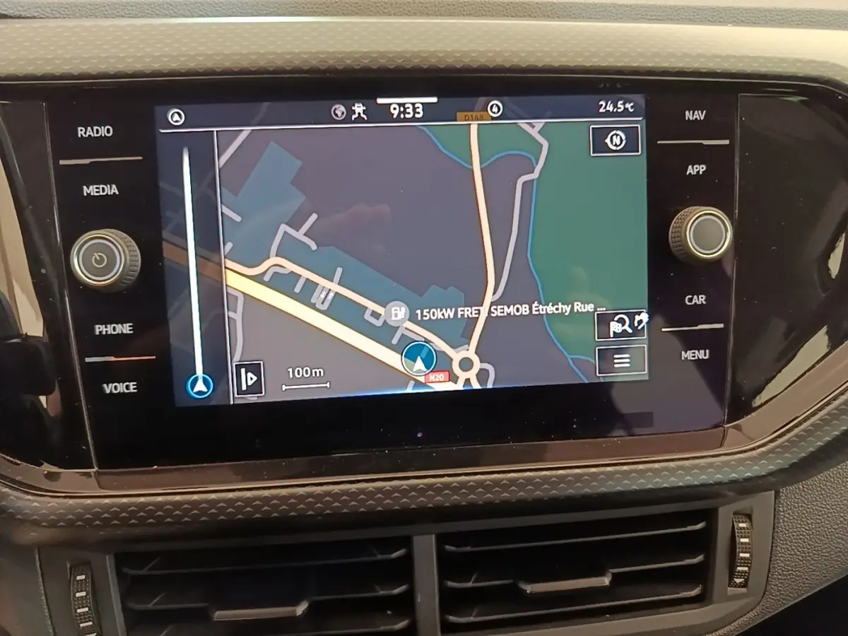 Écran tactile central du Volkswagen T-Cross 2022 affichant la navigation avec carte en couleurs.